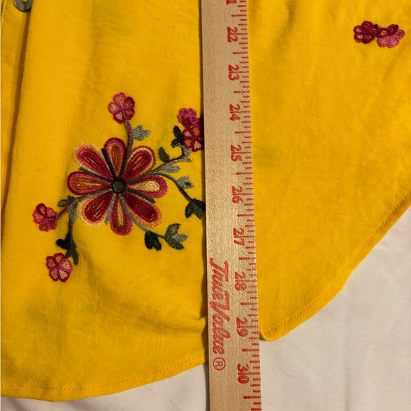 🌼 Fig and Flower Yellow Embroidered Blouse
Size 1X — Button Front - Picture 5 of 8